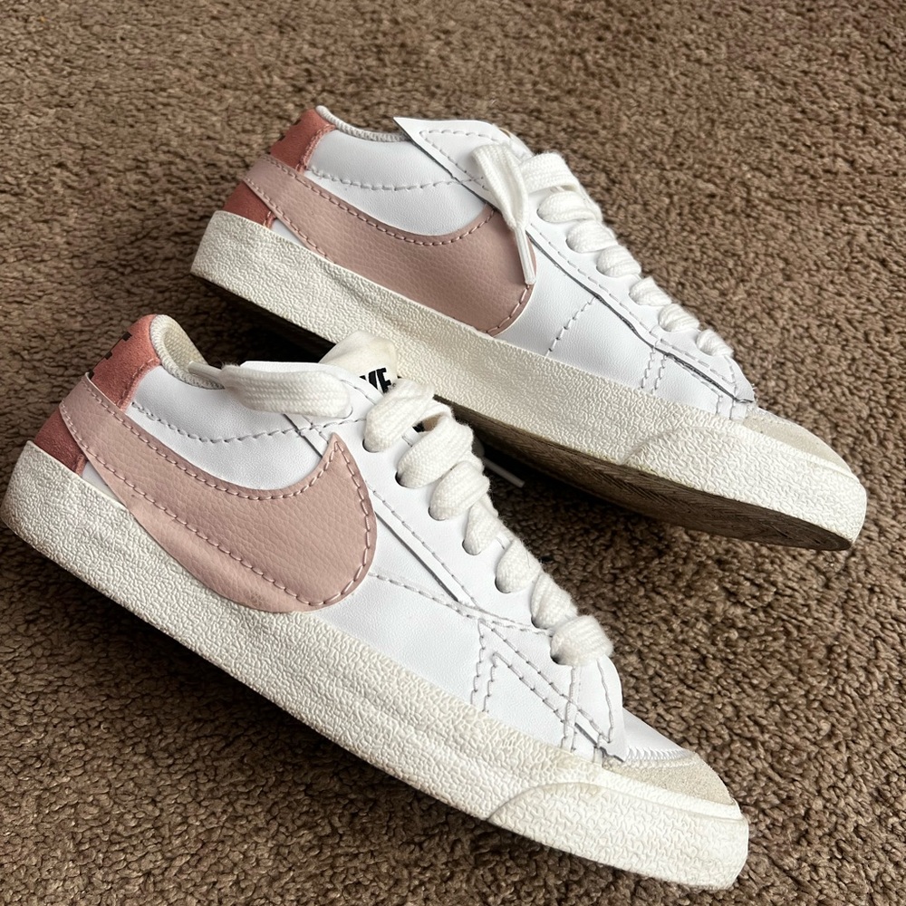 “SOLD”Nike Women's White and Pink Sneakers Blazer Low Jumbo